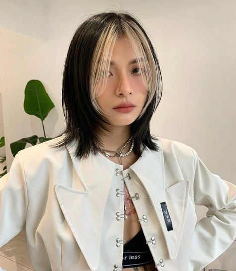 Asian Bangs Medium Hair, Short Layered Haircuts Asian, Asian Short Hair Color, Asian Style Haircut, Hime Haircut Medium, Korean Hair Women, Japanese Haircut Women, Low Maintenance Asian Haircut, Short Asian Haircuts