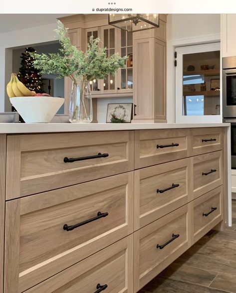 White Oak And Green Kitchen, Light Cabinets Dark Floors, Kitchen Light Cabinets, Medium Wood Cabinets, White Oak Kitchen, Barn Kitchen, Kitchen Decor Inspiration, Condo Kitchen, Dream Kitchens Design