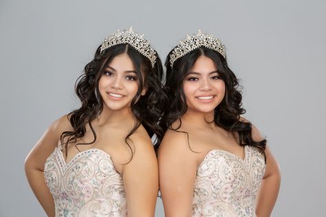 Twins Pink and Ivory Quinceañera dresses Twin Quinceanera Photoshoot Ideas, Twins Quinceanera Ideas, Twin Quinceanera Ideas, Twins Quinceanera, Twins Poses, Quinceañera Photos, Quince Pics, Quince Picture Ideas, Quince Photos