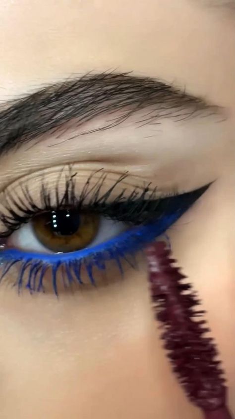 Frozen Elsa And Anna, Blue Eye Makeup, Skin Tips, Makeup Videos, Skin Makeup, Beautiful People, Eyeliner, Eye Makeup, Makeup Looks