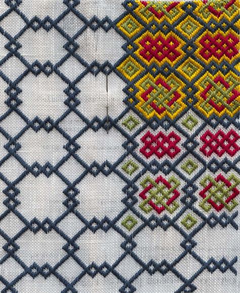 Medieval Embroidery Patterns, Beaune France, Medieval Embroidery, Medieval Crafts, Bargello Needlepoint, Brick Stitch Pattern, Needlepoint Designs, Medieval Art, Brick Stitch