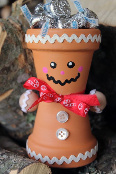 This DIY terra cotta gingerbread man is perfect for your Christmas and holiday decor! Terra Cotta Pot Crafts Diy, Gingerbread Diy, Gingerbread Crafts, Terra Cotta Pot Crafts, Christmas Pots, Country Chic Cottage, Flower Pot Crafts, Christmas Clay, Family Diy