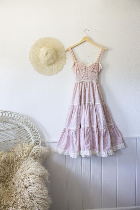 Vintage 70s Gunne Sax pink praire dress Gunne Sax Sundress, Gunne Sax Dress Pattern, Indie Boho Fashion, Violet Sugar, Praire Dresses, Cottagecore Outfit Ideas, Swan Feathers, American Girl Kirsten, Black Scales