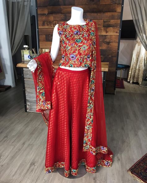 Anarkali Pakistani, Indian Closet, Lehenga Anarkali, Bandhani Dress, Desi Clothes, Desi Style, Designer Lehenga, Designer Lehenga Choli, Bridal Mehndi