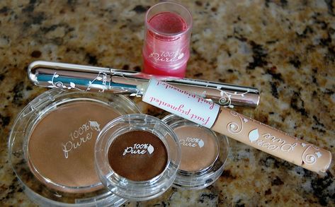 I may receive commissions from purchases made through links in this article. Full DisclosureI wear makeup. Not a ton, just enough. Now I suppose if I wanted to be extra crunchy, I’d give up my makeup ways and embrace my natural face…. But that’s not going to happen. I like my makeup. Makeup does come … Crunchi Makeup, Natural Makeup Brands, Flawless Face Makeup, Pink Smokey Eye, Oval Makeup Brush, Makeup Brush Organization, Dramatic Makeup, Color Nails, Latest Makeup