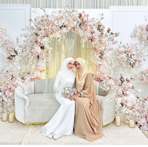 Melayu Wedding, Butterfly Wedding Dress, Pelamin Nikah, Wedding Theme Design, Muslim Wedding Gown, Nikah Decor, Bride Groom Table, Muslim Wedding Photography, Minimalist Wedding Decor