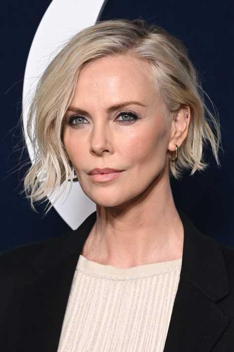 Charlize Theron Is a Brunette No More — See Photos | Allure Charlize Theron Short Hair, Christian Dior Fashion Show, Charlize Theron Hair, Theron Charlize, Platinum Blonde Bobs, Kort Bob, Atomic Blonde, Choppy Bob, Platinum Blonde Hair