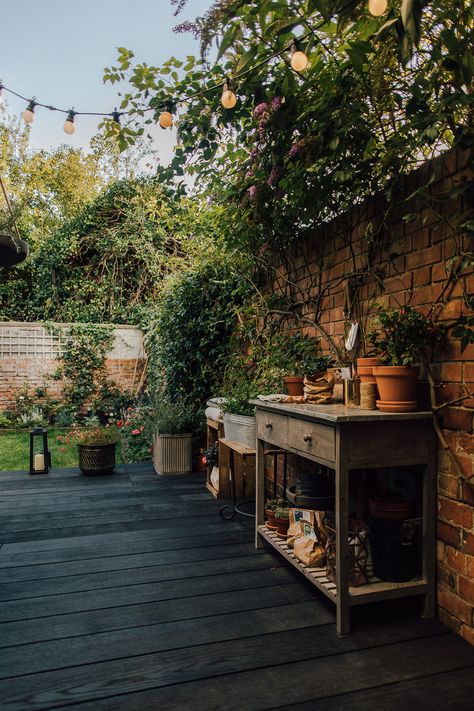 Decking Garden, Wooden Decking, Small Courtyard Gardens, Back Garden Design, Small Courtyards, Walled Garden, Have Inspiration, Casa Exterior, Outside Living