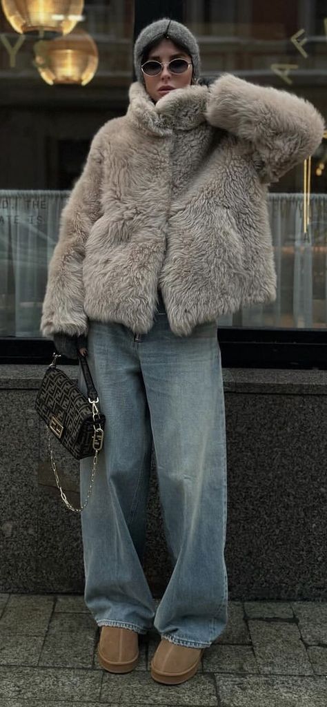 Street Style 2024 Winter Casual Chic Winter Outfits Street Style, Winter Streetstyle Women, Street Style Winter 2024 Women, 2024 Winter Street Style, Street Style Winter 2024, New York Street Style 2024, Fashion Winter 2024, Fall 2024 Street Style, Cold Weather Outfits Street Style