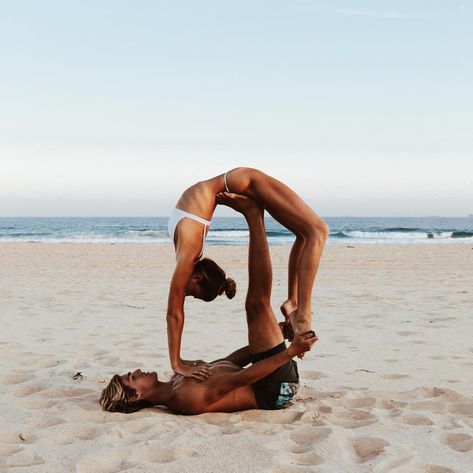 “You must learn to master a new way to think before you can master a new way to be” Marianne Williamson Couples Yoga Poses, Acro Yoga Poses, Yoga Outdoor, Couples Yoga, Yoga Aesthetic, Yoga World, Yoga Photos, Partner Yoga, Yoga Body