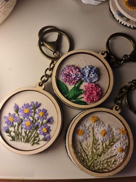 Embroidery Keychain Diy, Keyring Embroidery, Embroidery Keyring, Embroider Keychain, Hand Embroidered Keychain, Mini Embroidery Hoop Keychain, Miniature Embroidery, Simple Embroidery, Sewing Embroidery Designs