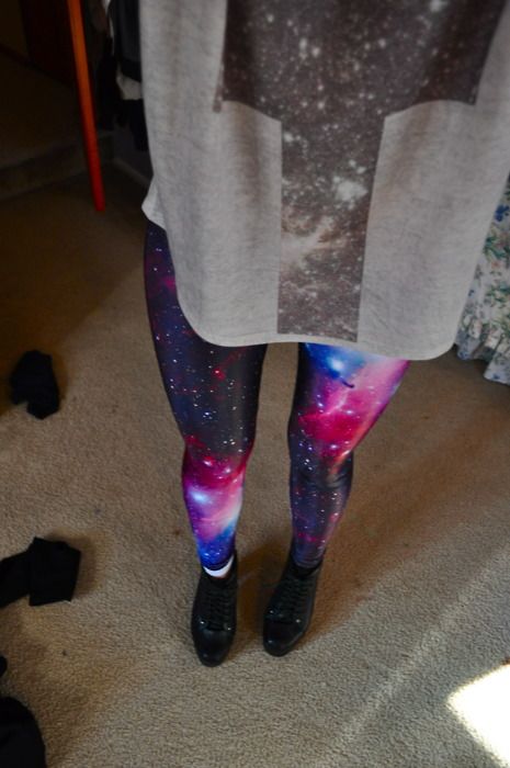 galaxy 2010 Vibes, Galaxy Tights, Galaxy Outfit, Coachella Looks, Early 2010s, 2010s Fashion, Galaxy Leggings, Hipster Girls, Leggings And Socks