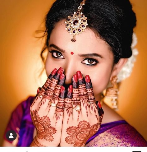 Ring Light Photography Bride, Parlour Photography, Puberty Poses, Mehendi Photography Bridal, South Bride, Makeup Poses, Bridal Makeup Pictures, Bride Shots, Mehendi Wedding