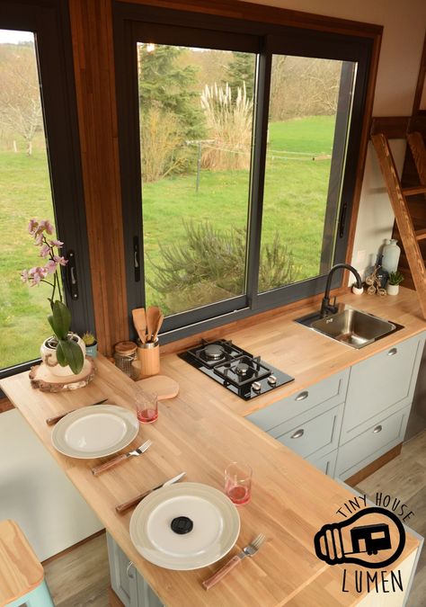 French Tiny House JavourezJeremy 005 Tiny Kitchens, Minimalist Dekor, Smaller Homes, Small Tiny House, Minimalist Kitchen Design, Tiny Cabins, Garage Apartment, Small Room Design, Tiny Spaces