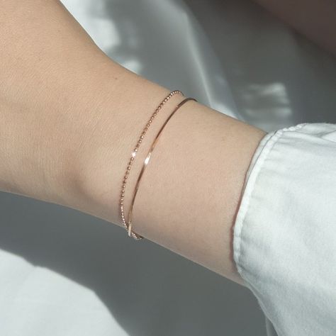 Aesthetic Hand Bracelet, Minimalist Accessories Jewellery, Hand Jewelry Rings, Jewelry 2023, Gold Bracelet Simple, Fancy Jewelry Necklace, Minimalist Accessories, Casual Jewelry, Bangles Jewelry Designs