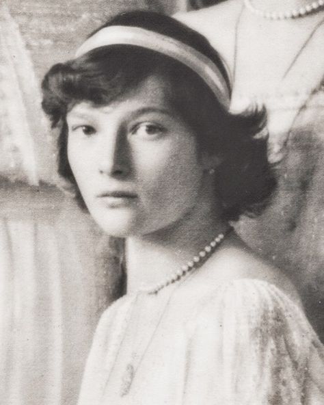 The daughters of the Tsar were very fashion-conscious, especially Tatiana. In 1914 (as pictured), Tatiana wore the bob hairstyle before it became popular in the 1920s. Her hair was cut short due to an illness. Tatiana had real talent for choosing attractive fashions and creating elegant hair styles. Her mother's friend Anna Vyrubova later wrote that Tatiana had a great talent for making clothing, embroidery and crochet and that she dressed her mother's long hair as well as any professional h... Grand Duchess Tatiana, Grand Duchess Tatiana Nikolaevna Of Russia, Tatiana Romanov, Familia Romanov, Tatiana Nikolaevna, King Alexander, Alexei Romanov, Romanov Sisters, Nicolas Ii