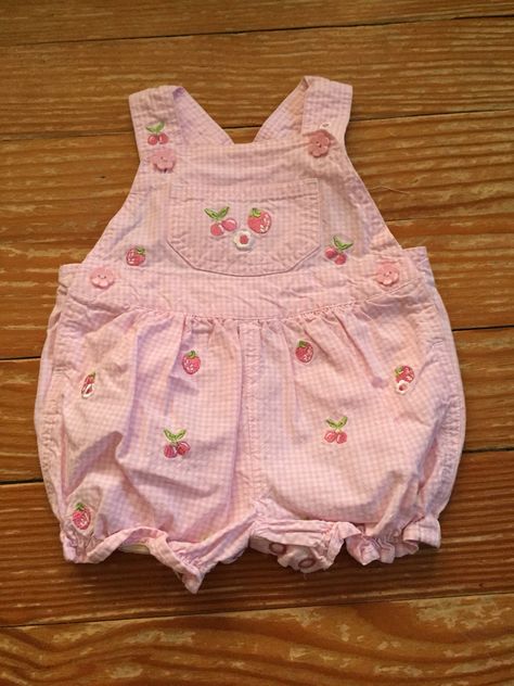 0 3 Months Baby Clothes Girl, Strawberry Shortcake Baby Clothes, Cherry Overalls, Aesthetic Baby Clothes, Baby Clothes Aesthetic, Pink Baby Clothes, Baby Clothes Vintage, Hello Kitty Baby, Vintage Kids Clothes