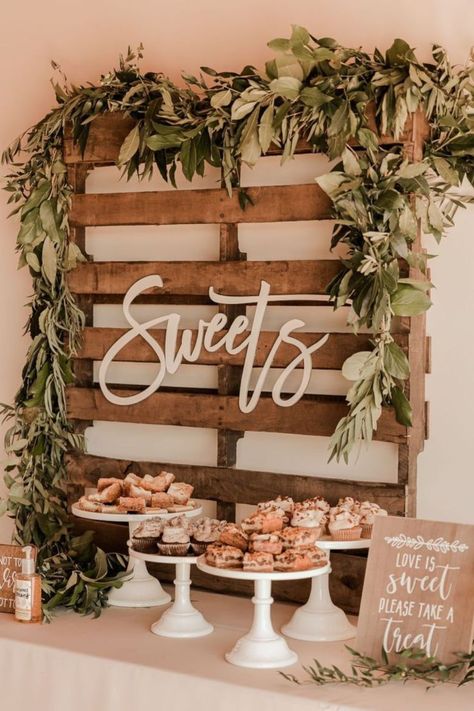 Rustic Wedding Favor Table, Cool Centerpieces For Party, Wedding Signs For Cake Table, At Home Wedding Backdrop, Simple Backyard Wedding Centerpieces, Bridal Shower Candle Centerpieces, Bridal Shower Organization, Modern Country Wedding Decor, Boho Graduation Centerpieces