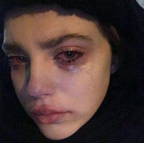 Girl Grunge Aesthetic, Crying Face, Flipagram Instagram, Girl Grunge, Pretty When You Cry, Grunge Aesthetic, Art Reference Photos, Aesthetic Girl, Maquillaje De Ojos