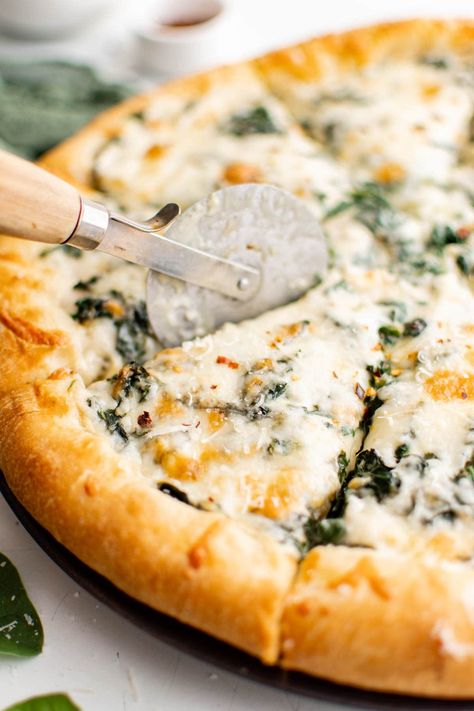 Alfredo Pizza Sauce, Spinach Alfredo Pizza Recipe, Spinach Alfredo Pizza, Homemade Pizza Recipe Easy, Chicken Alfredo Pizza, Spinach Alfredo, Alfredo Pizza, Spinach Pizza, Chicken Alfredo Recipes