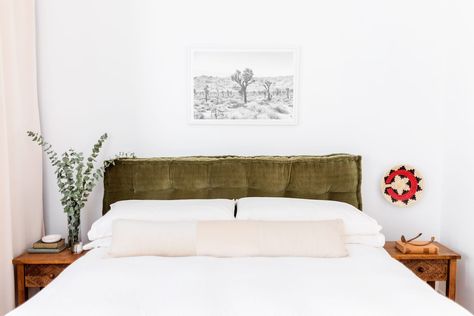 Bedroom Ideas No Headboard, Alternative Bedroom, No Headboard, Nyc Bedroom, Daybed Cushion, Headboard Ideas, Tiny Bedrooms, Brooklyn Apartment, Wall Furniture