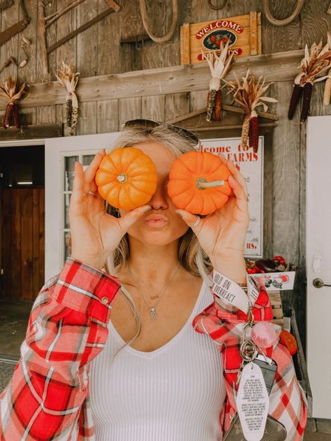 Cute Pumpkin Patch Photo Ideas, Cute Pumpkin Photoshoot, Thanksgiving Photo Ideas Instagram, Poses With Pumpkins, Pumpkin Instagram Pictures, Cute Aesthetic Fall Pictures, Fall Photo Prop Ideas, Solo Pumpkin Patch Pictures, Aesthetic Pumpkin Patch Pictures