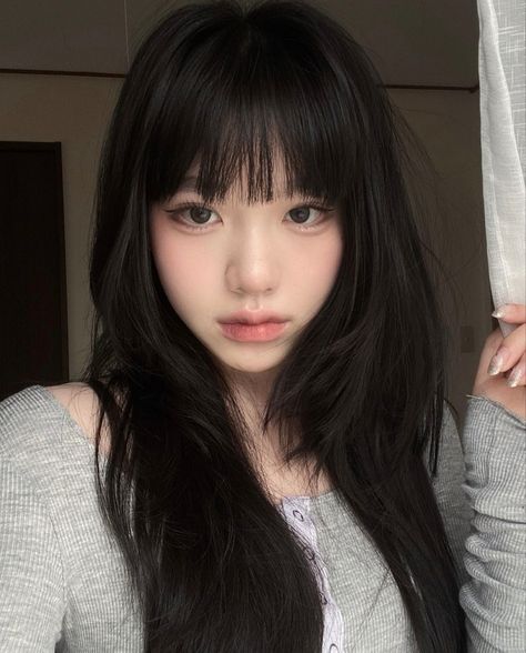 Cute Makeup Looks, Long Hair With Bangs, Uzzlang Girl, Cut My Hair, Dream Hair, Aesthetic Hair, Hairstyles Haircuts, Girl Face, Hairstyles With Bangs