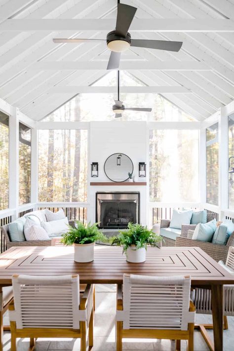 30+ Glorious Screen Porch Designs For Ultimate Indoor-Outdoor Living Screened Porch Decorating, Porch Design Ideas, Screened Porch Designs, Porch Fireplace, Porch Remodel, Sunroom Designs, Rustic Porch, Outdoor Living Furniture, Screen Porch