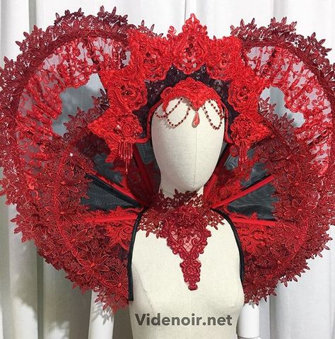 #queen of #hearts #giant #ruff #shoulderpiece #elizabethan #lace #details #red #burgundy #queenofhearts #videnoircouture #headpiece #fringe… Evil Queen Of Hearts, Red Vampire, Queen Of Hearts Diy, The Queen Of Hearts, Queen Of Heart, The Red Queen, Heart Couture, Queen Of Hearts Halloween Costume, Queen Of Hearts Halloween