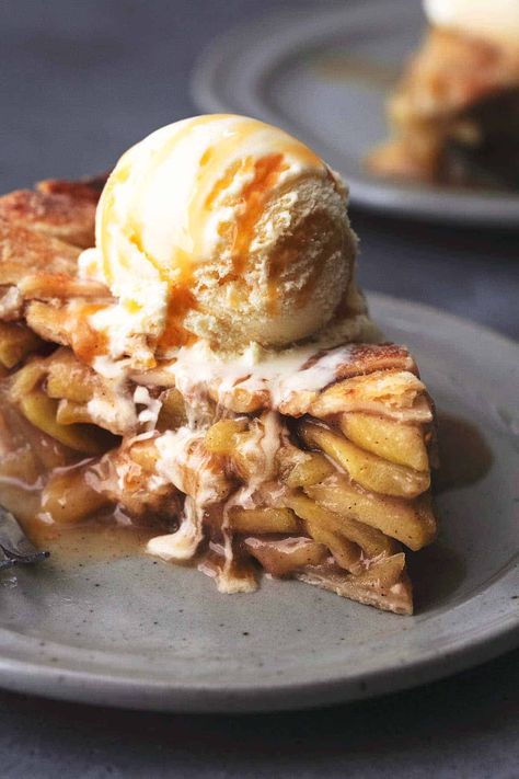 45 degree angle view of single slice of apple pie topped with vanilla ice cream melting down the side Thanksgiving Sweets, Lattice Pie Crust, Apple Slab Pie, Apple Cinnamon Bread, Cinnamon Coffee Cake, Cinnamon French Toast, Pie Tops, Homemade Apple Pies, Perfect Pies