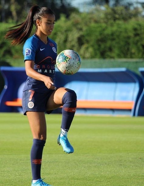 Women Playing Football, Soccer Women Aesthetic, Female Soccer Player Aesthetic, Girls Football Aesthetic, Girl Soccer Aesthetic, Football Girl Aesthetic, Soccer Outfits For Women, Futbol Girl, Cute Soccer Pictures