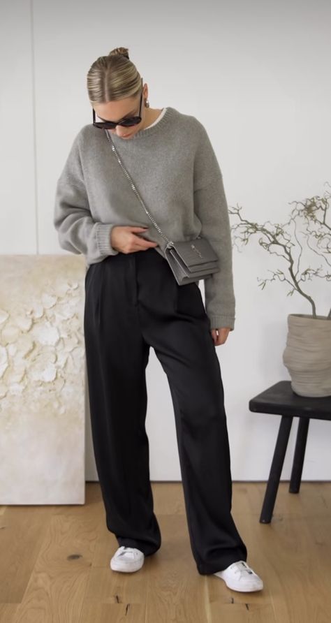 Trousers T Shirt Outfit, Black Slacks Fall Outfit, Minimalist Trousers Outfit, Tailored Trousers Women Outfits, Black Trousers Autumn Outfit, Winter Outfits Black Trousers, Black Trouser Outfit Ideas Women, Black Trousers Outfit Casual Fall, Green Shirt Winter Outfit