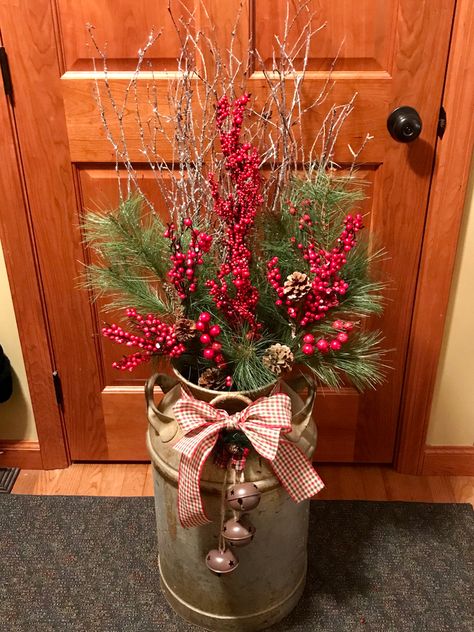 A family milk can that I just decorated today!  I also put mini lights on it! Natal Country, Porch Pots, Glam Christmas Decor, Farmhouse Glam, Christmas Planters, Glam Christmas, Country Christmas Decorations, Christmas Porch Decor, Christmas Decorations Diy Outdoor