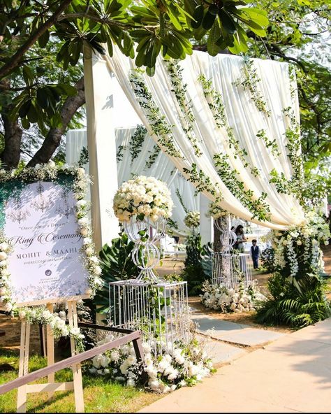 Lawn Engagement Decoration, Entry Gate Decoration Wedding Outdoor, Engagement Gate Decoration, Indian Wedding Entry Decor, Wedding Venue Entrance, Nikkah Decor, Simple Entry, Wedding Walkway, Wedding Entry