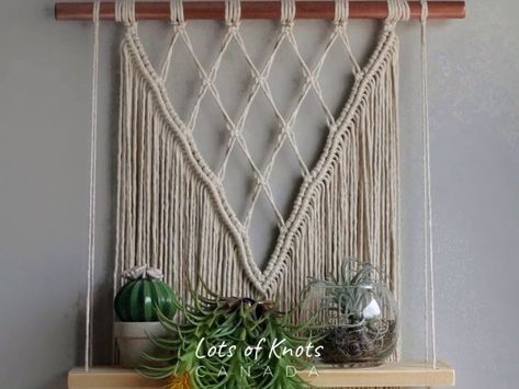 Macrame Shelf Diy, Diy Macrame Tutorial, Pola Macrame, Tutorial Macramé, Macrame Wall Hanging Tutorial, Macrame Shelf, Shelf Diy, Macrame Plant Hanger Patterns, Macrame Knots Tutorial