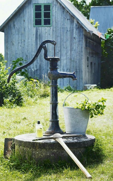 Old Water Pumps, Hand Water Pump, Country Barns, House And Garden, Country Blue, Well Pump, Country Scenes, Farms Living, Down On The Farm