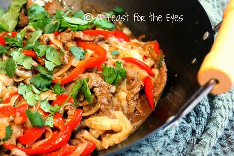 A Feast for the Eyes: Quick Thai-Style Beef and Peppers with Rice Noodles Peppers And Rice, Beef And Peppers, Veggie Pad Thai, The Pioneer Woman Cooks, Rice Noodle Recipes, Red Curry Sauce, Thai Beef, Fast Dinner, Colorful Dishes