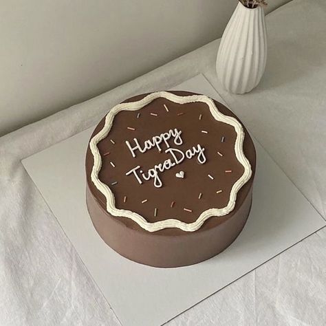 Aesthetic Cake Chocolate, Cute Chocolate Cake Aesthetic, Hbd Cake Aesthetic, Bento Cake Design For Boyfriend Birthday, Chocolate Bento Cake Design, Kue Bento Cake Aesthetic, Simple Bento Cake Design, Bento Cake Design Aesthetic, Bento Cake Simple