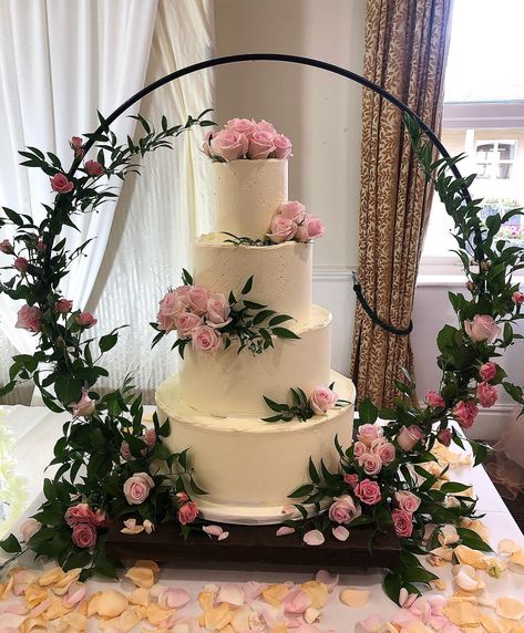 Wedding Cake Stand Ideas, Cake Decorating Stand, Wedding Cake Display, Wedding Cake Stand, Tafel Decor, Wedding Cake Table, Diy Cake Decorating, Wedding Floral Centerpieces, Wedding Cake Stands