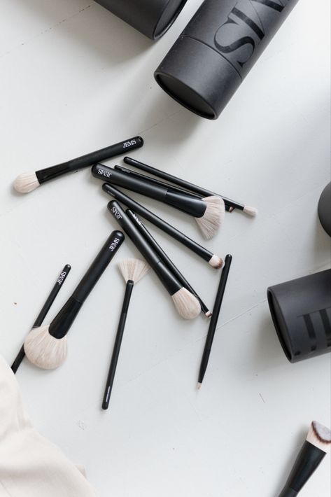 Makeup Brush Photography, Makeup Brush Aesthetic, Brush Aesthetic, Makeup Artist Marketing, Makeup Room Design, Aesthetic August, Artist Marketing, First Youtube Video Ideas, Artist Aesthetic