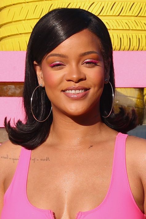 Riri~♡ Hair Swoop, Rihanna Pink, 2000s Hairstyles, Thanksgiving Hairstyles, Y2k Hair, Y2k Hairstyles, 90s Hairstyles, Long Straight Hair, Baddie Hairstyles