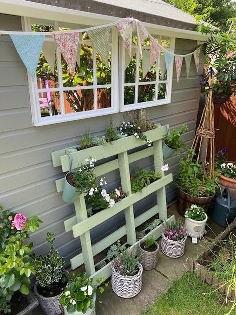 Ronseal Garden Paint, Garden Pallet, Pallet Planter, Cottage Garden Design, Boho Garden, Pallet Garden, Pallets Garden, Garden Painting, Bedding Plants