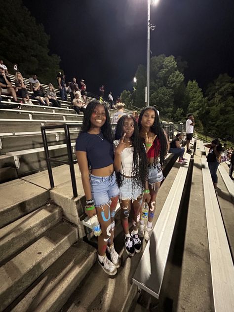 football, highschool, FNL, usa theme, friends, besties Usa Football Theme Outfit Highschool, Friends At School Aesthetic, Places To Go With Friends List, First Day Of School Poses, High School Friend Group, Usa Theme Outfit, Usa Football Theme Outfit, Fnl Outfits, High School Pics