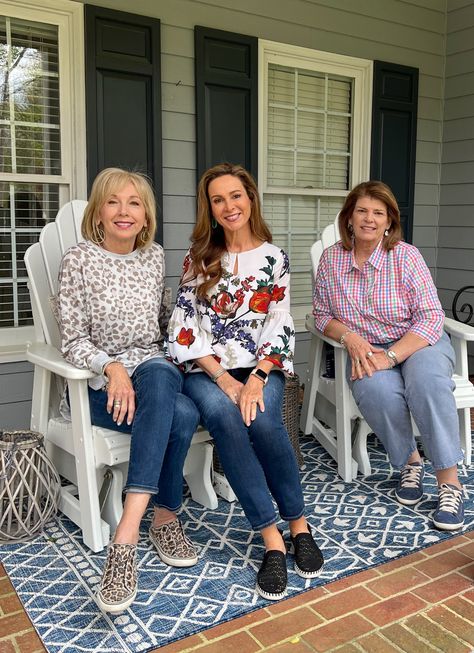 Feature Friday: Southern Home & Hospitality - Southern Hospitality Southern Porch Party, Southern Mama Style, Southern Lifestyle Aesthetic, Southern Mom Aesthetic, Old Southern Homes Interior, Classic Southern Home Decor, Theater Character, Traditional Southern Home Decor, Golf Themed Party