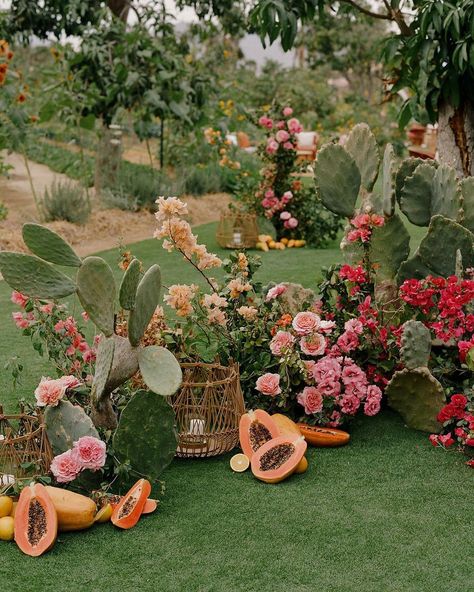 Mexico Themed Wedding, Tropical Cowboy, Desert Bloom, Wedding Flowers Tropical, Cocktail Decoration Ideas, Boho Tropical Wedding, Wedding Cocktail Table Decor, Mauritius Wedding, Wedding Cocktail Tables