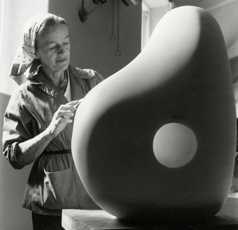 #1: Barbara Hepworth (born 1903) An unequivocal leader in 20th century Modernist sculpture, Barbara Hepworth established herself as a major female figure in a man’s world. A survey of her life reveals an impressive list of accomplishments and contributions to art far and wide. After studying on scholarship at the Royal Academy of Art, Barbara spent years traveling Europe, developing her craft. There she found love; she found art movements. Barbara Hepworth Sculpture, Hepworth Wakefield, Figurative Kunst, Barbara Hepworth, Istoria Artei, Henry Moore, Hyogo, Action Painting, English Artists