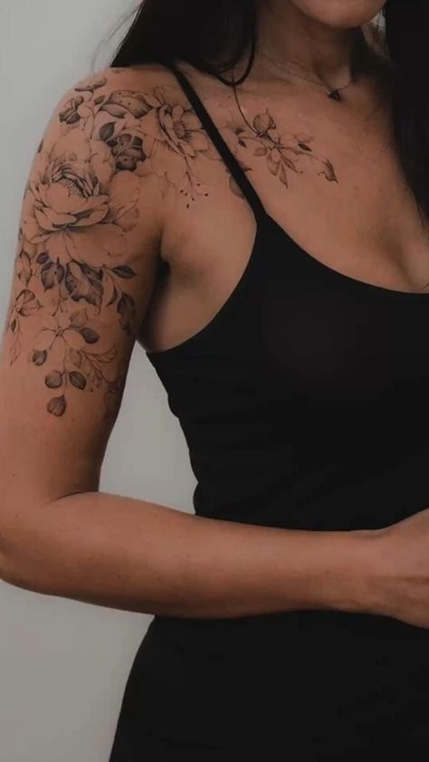 Feminine Shoulder Tattoos, Minimal Tattoo Designs, Clavicle Tattoo, Unique Tattoos For Women, Floral Tattoo Shoulder, Minimal Tattoo Design, Tattoos For Women Flowers, Beautiful Flower Tattoos, Flower Tattoo Shoulder