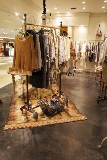 Boutique Decor Ideas Retail Store Design, Small Boutique Decor, Vintage Store Ideas, Boutique Layout, Boutique Store Displays, Stand Feria, Clothing Store Interior, Boutique Inspiration, Store Design Boutique