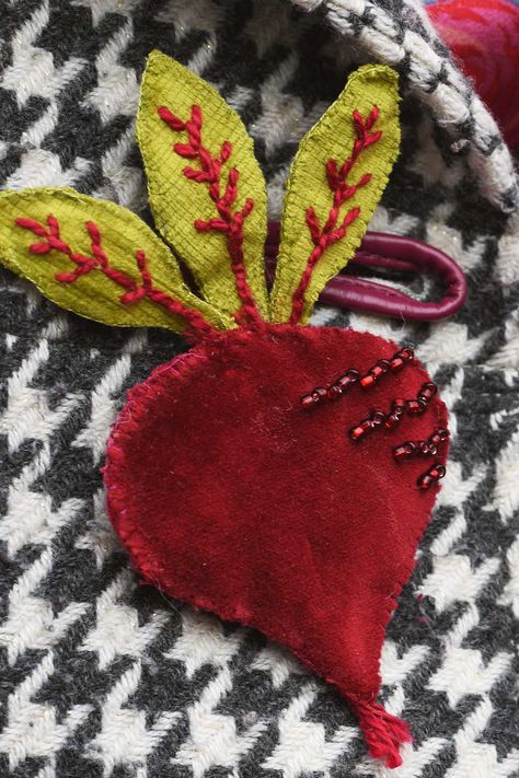 Looking for a unique autumn craft? This beetroot brooch tutorial is the perfect project! Use the free pattern to create a quirky and colorful brooch from scrap fabric. Handmade Brooches Ideas, Brooch Tutorial, Ideas With Friends, Autumn Craft, Cottage Market, Shape Templates, Recycled Clothing, Sustainable Accessories, Christmas Stocking Pattern