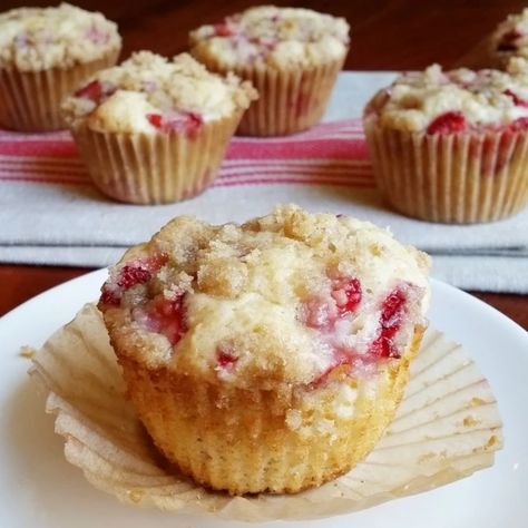 Strawberry Coffee Cake Muffins! – Rumbly in my Tumbly Strawberry Coffee Cake, Fresh Strawberry Muffins, Crumb Cake Muffins, Raspberry Coffee Cakes, Berry Cobbler Recipes, Strawberry Muffin Recipes, Cake Mix Muffins, Strawberry Coffee, Coffee Cake Recipes Easy